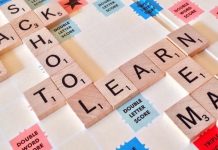 Hoe herken je een licht verstandelijke beperking of zwakbegaafdheid? Scrabble spel met onder andere de woorden Learn, School en Read.