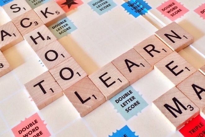Scrabble spel met onder andere de woorden Learn, School en Read.