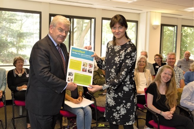 overhandiging-manifest Het is tijd om vrijwilligers als volwaardige partners te erkennen