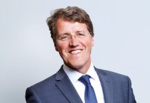 Eric van Oosterhout is burgemeester van Emmen.