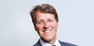 Eric van Oosterhout is burgemeester van Emmen.