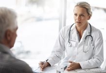 Huisarts in gesprek met patiënt