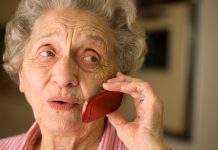 oudere vrouw die mobiel belt