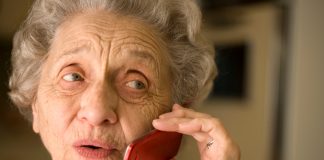 oudere vrouw die mobiel belt