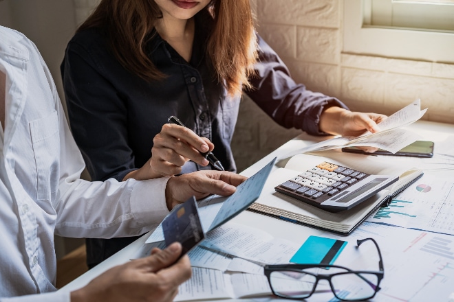 Sociaal werker helpt client met financiën, waardoor zorgmijding afneemt.