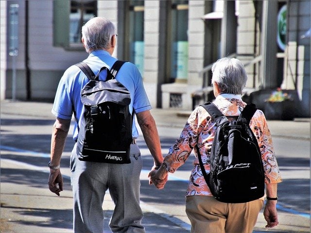 Ouderen lopen hand in hand
