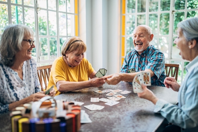ouderen spelen een kaartspel