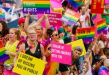 Mensen demonstreren voor rechten transjongeren