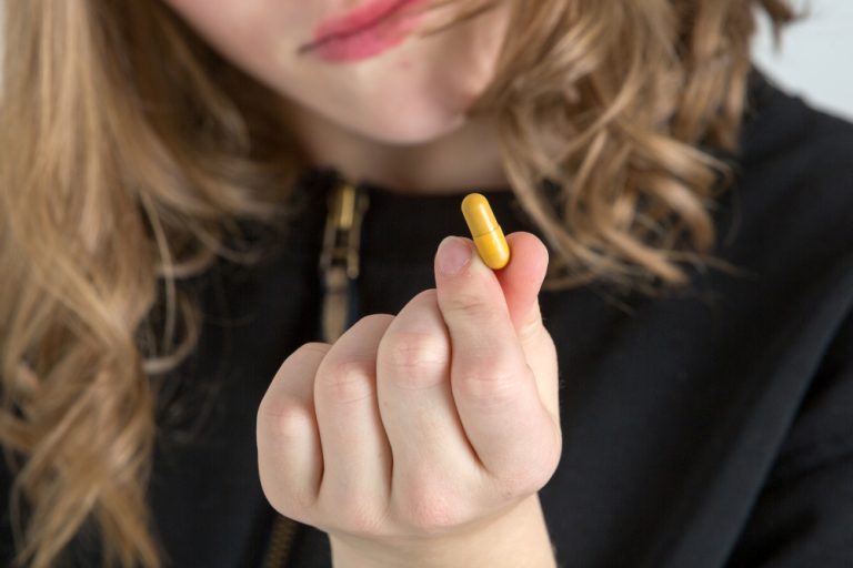 ‘Jongeren grijpen massaal naar pillen en wij zijn hen hulp verschuldigd’