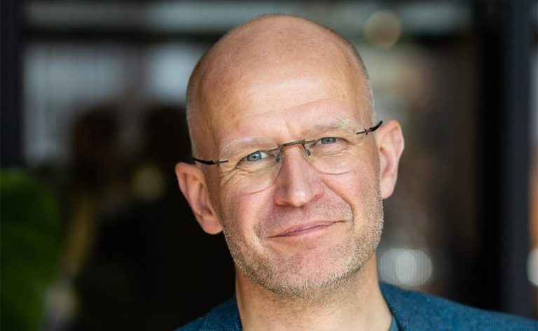 Hoe word je een tegendraadse sociaal werker die muren doorbreekt?