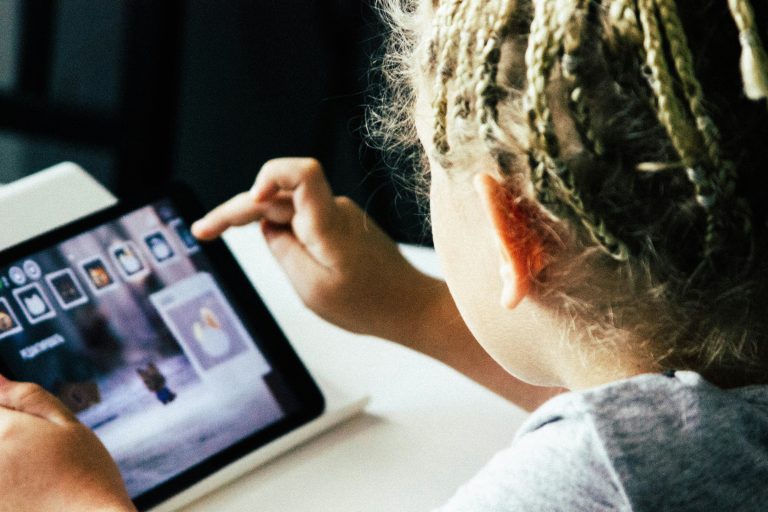 Het kind van je cliënt zit continu op de tablet: bemoei jij je daarmee? (en zo ja, hoe?)