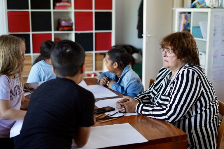 Podcastserie van Zorg+Welzijn brengt nieuwe generatie buurthuizen in beeld Anita Broos, oprichter van kinderbuurthuis Wijkie, onder Stichting Jan.