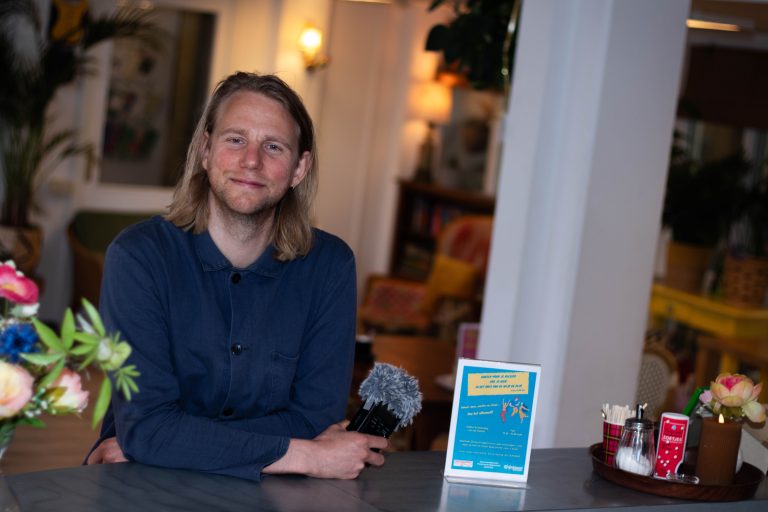 Podcastmaker Geert Vlieger: ‘Overheid, geef het buurthuis voeding’ Podcastmaker Geert Vlieger in het buurthuis bij hem om de hoek. Foto Mandy Huisson