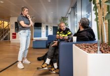 Sociaalpsychiatrisch verpleegkundige Ellen Gros en politieagent Ronnie Wilmink van Streettriage Twente in gesprek met Edwin* die het heel zwaar heeft. Foto Daphne Lucker