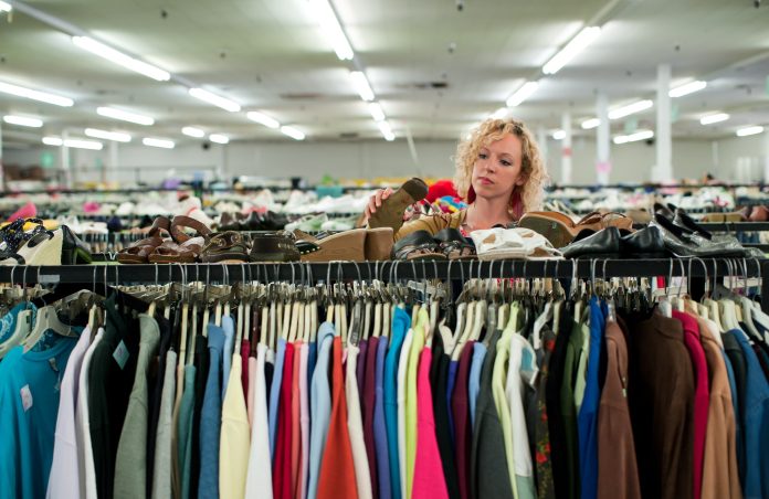shoe browsing in a thrift store sociaal werker die door de kringloop loopt. Dit artikel gaat over eco-sociaal werk.