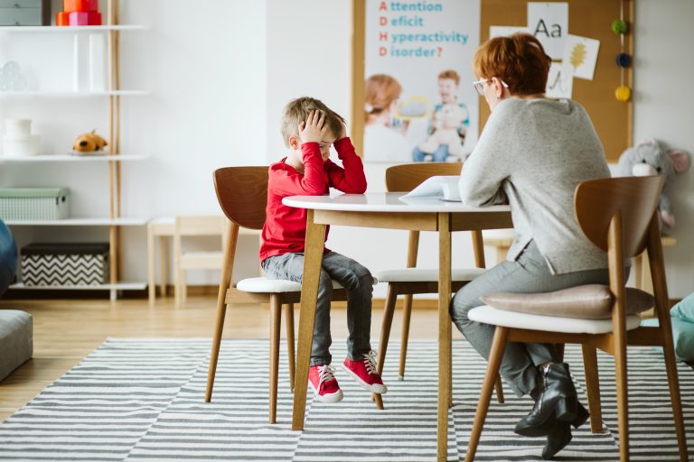 ADHD-diagnose: helpt het je begrijpen wie je bent, of juist niet? 3 onderzoeken op een rij Jongen met ADHD krijgt begeleiding door een professionele therapeut.