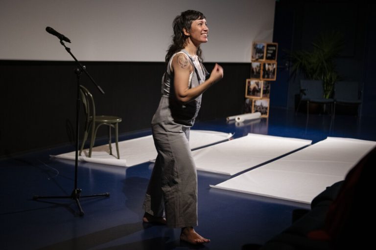 Het isolement bij intieme terreur wordt invoelbaar bij het zien van deze voorstelling Foto uit Another Day in Paradise met Jeannie Zuiderwijk. Een theatervoorstelling over itnieme terreur.