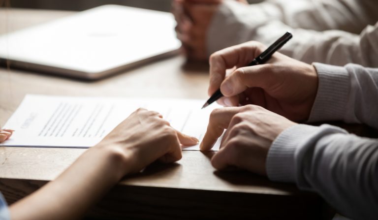 Wat is het verschil tussen bewind, mentorschap en curatele? Hier wordt een document getekend, mogelijk onder een verklaring van curatele, bewindsvoering of mentorschap. Dit gaat erover of iemand wilsbekwaam is.