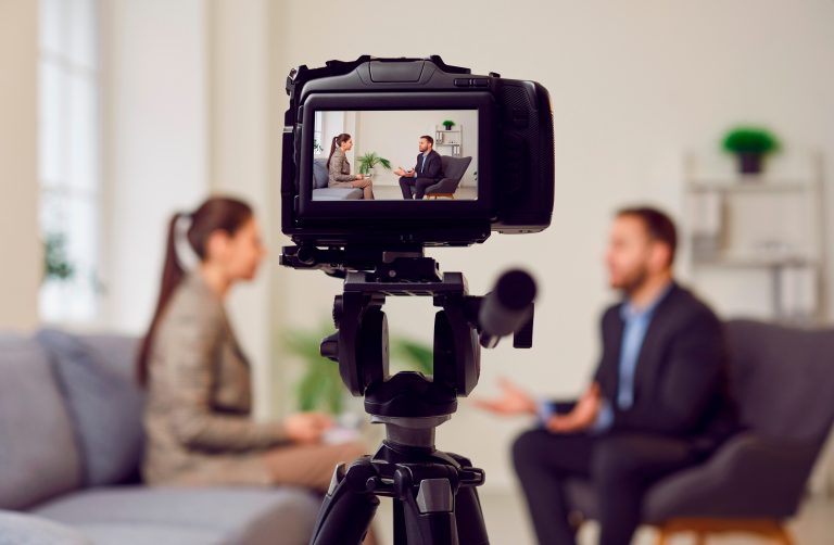 Wat media-aandacht het sociaal werk kan opleveren Wat media-aandacht het sociaal werk kan opleveren. Op de foto vindt een interview plaats.