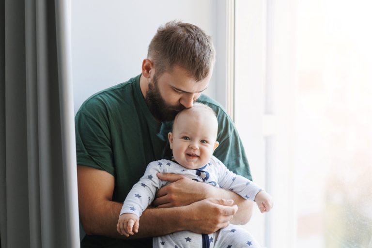 Kinderwensverkenning voorkomt veel misverstanden Vader met baby op schoot.