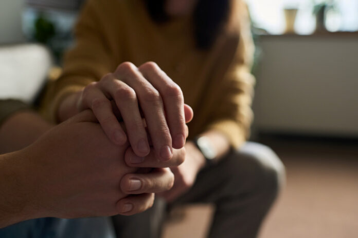 Caucasian Young Adult Woman Comforting Caucasian Young Adult Man Indoors Levensbrede ondersteuning zou vanzelfsprekend moeten zijn.