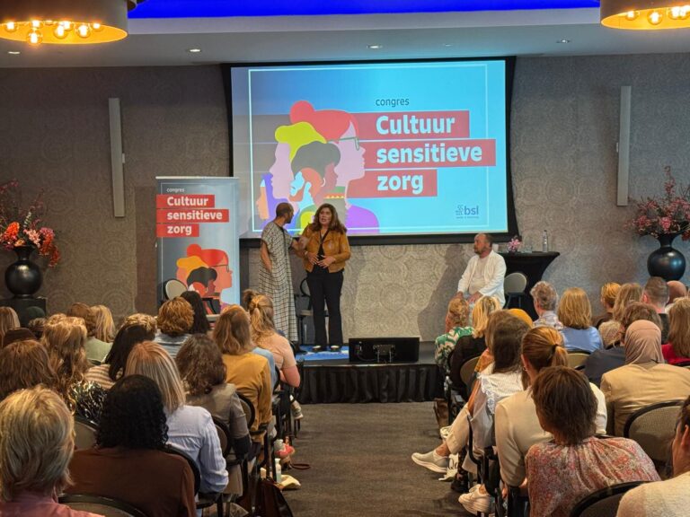 5 tips om meer werk te maken van cultuursensitieve zorg: ‘Druk roddels de kop in’ 5 tips om meer werk te maken van cultuursensitieve zorg: 'Druk roddels de kop in'
