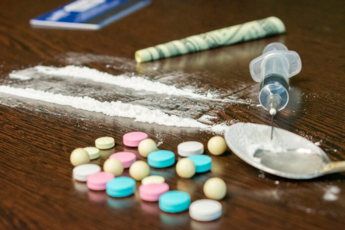 different types of drugs on the table Drugs als cocaïne op tafel