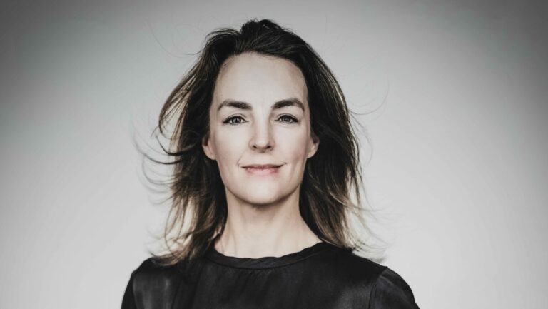 Oud-jeugdzorgmedewerker Marloes: ‘Ik deed alles volgens het boekje, maar dat is niet wat het verschil maakt’ Oud jeugdzorg-medewerker Marloes Alferink, auteur van het boek Als het thuis niet veilig is