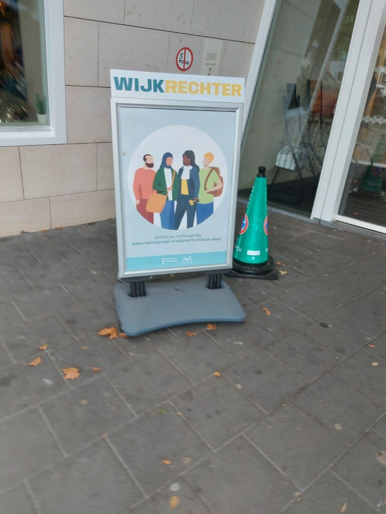 In de wijkrechtbank staat de menselijke maat voorop: ‘Het is belangrijk dat u de telefoon opneemt’ In steeds meer buurthuizen in grote steden is een wijkrechtbank gesitueerd. Onder meer in buurthuis De Honingraat in Amsterdam Nieuw-West. Foto: Edward Doelman