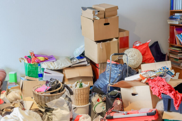 Bij een ernstig vervuilde woning: wat doe je met de persoonlijke spullen van je cliënt? Hoarding