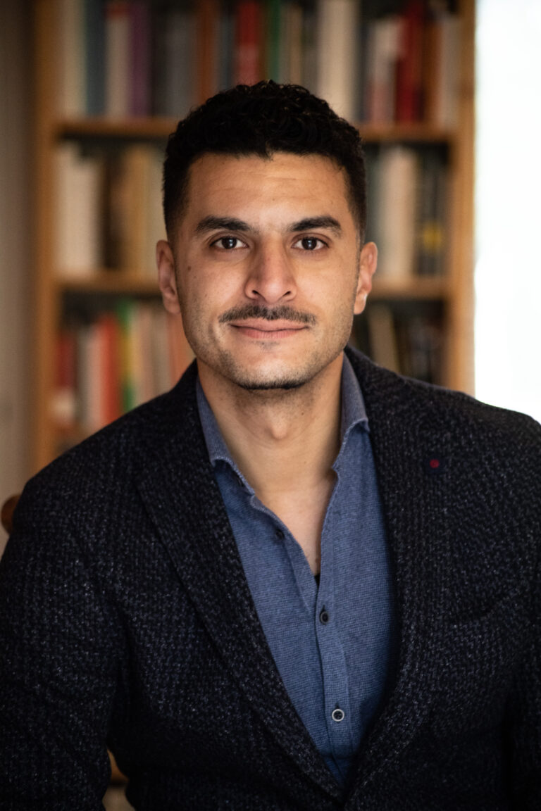 Taalwetenschapper Khalid Mourigh: ‘Straattaal is verbonden met groepen die tegen de mainstream ingaan’ ‘Als je straattaalwoorden op een natuurlijke manier gebruikt, kun je heel goed contact maken met jongeren’, stelt Khalid Mourigh. Foto: uitgeverij Cossee/Irwan Droog